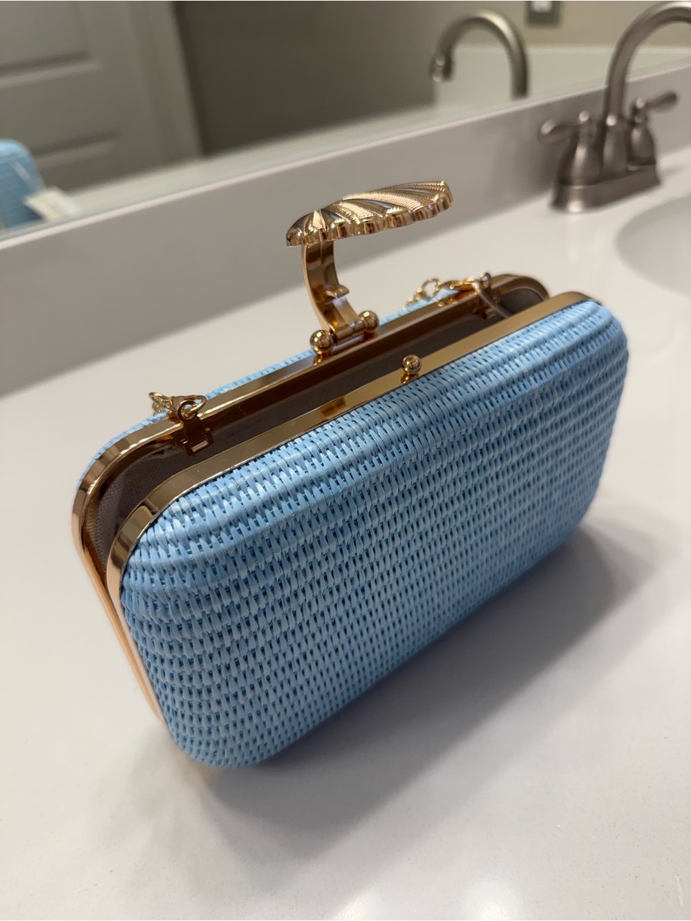 Tommy Bahama Light Blue Woven Shell Clutch with Gold Chain NWT - Picture 6 of 12